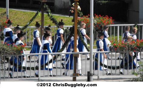 Bad Feilnbach: Alpine Procession in Traditional Dress 2