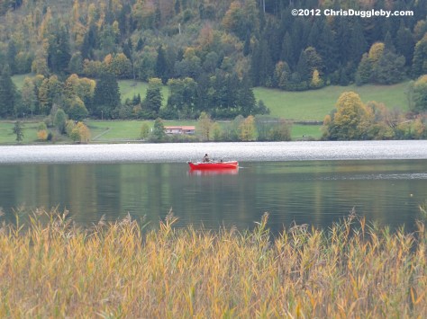 Alone on Lake Schliersee in a rowing boat surrounded by the Autumn colours: Stress management therapy at its best