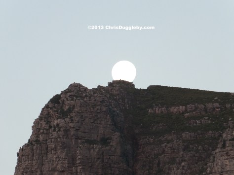 An unexplained flying object rises over the 12 Apostles Mountain Range: It is a huge balloon?