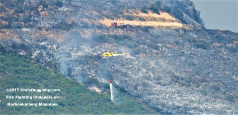 Chopper drops load of sea water onto the bush fires on Karbonkelberg